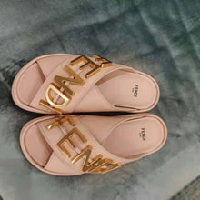 Load image into Gallery viewer, Fendi Women Fendigraphy Pink Leather Slides