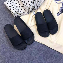 Load image into Gallery viewer, Gucci Unisex Gucci Logo Rubber Slide Sandal-Black