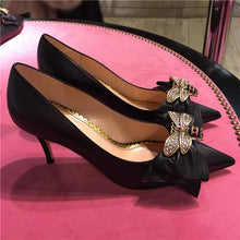 Load image into Gallery viewer, Gucci Women Leather Mid-Heel Pump with Bee Shoes Black