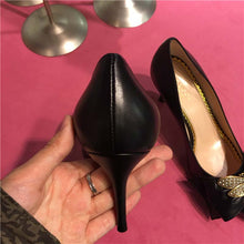 Load image into Gallery viewer, Gucci Women Leather Mid-Heel Pump with Bee Shoes Black