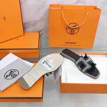 Load image into Gallery viewer, Hermes Oran Sandal Black/Silver