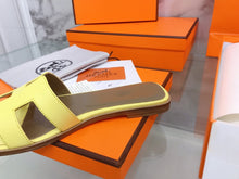 Load image into Gallery viewer, Hermes Oran Sandal Cream