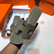 Load image into Gallery viewer, Hermes Women Oran Sandal Patent Calfskin Iconic "H"-Dark Green