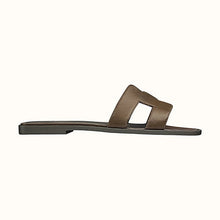 Load image into Gallery viewer, Hermes Women Oran Sandal Patent Calfskin Iconic "H"-Dark Green