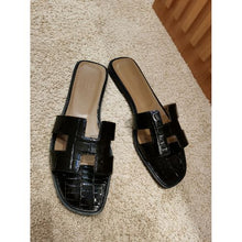 Load image into Gallery viewer, Hermes Women Oran Sandal Smooth Mississippiensis Alligator Iconic "H" Cut-Out
